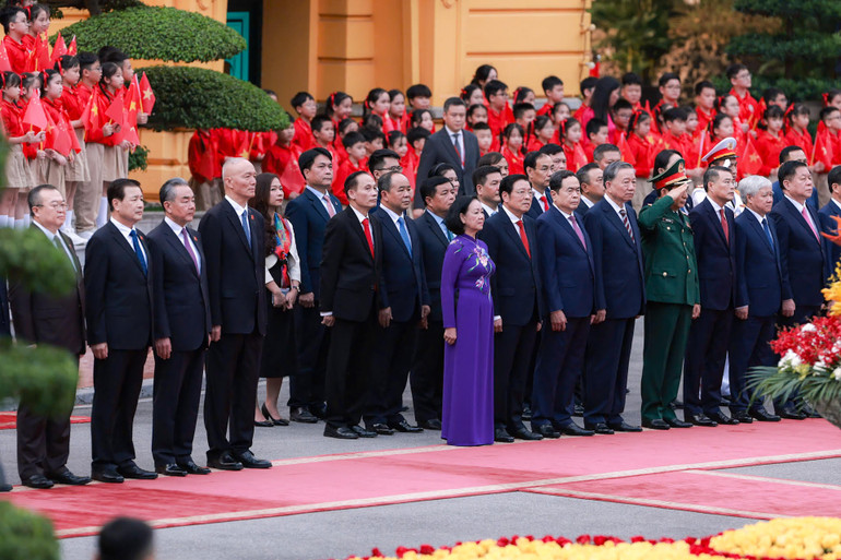 Các đại biểu Việt Nam và Trung Quốc tại lễ đón.