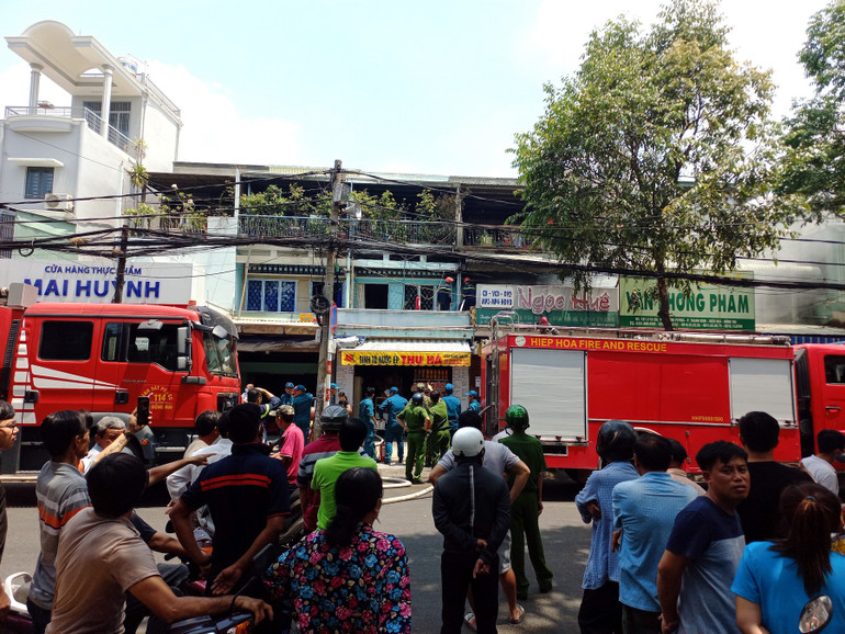 Lực lượng cảnh sát dập lửa.