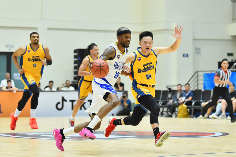 Thế nhưng với sự cơ động của Jeremy Smith cùng sự điều tiết trận đấu tốt của Vincent Nguyễn, các cầu thủ đội khách nhanh chóng áp đặt thế trận và vươn lên dẫn trước Nha Trang Dolphins ngay từ những phút đầu.