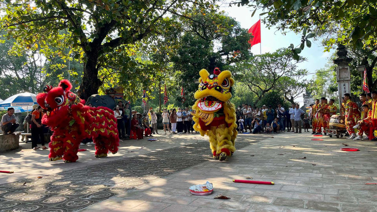 Biểu diễn múa sư tử tại Lễ hội Đền Trần năm 2022.