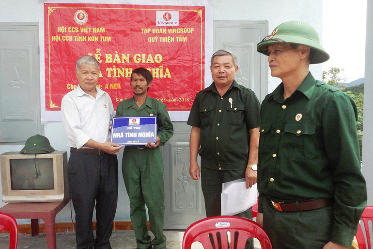 Bàn giao nhà “Nghĩa tình đồng đội” cho cựu chiến binh A Ner tại thôn Đăk Rơ Wang, xã Đắk Pxi.
