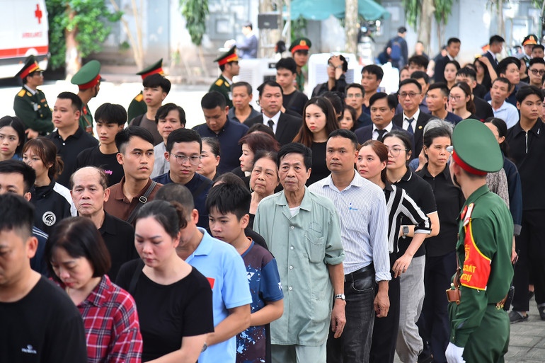 Sát tới giờ truy điệu, vẫn có rất đông người dân xếp hàng dài vào viếng Tổng bí thư Nguyễn Phú Trọng.