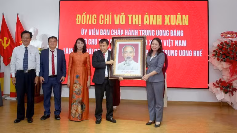 Phó Chủ tịch nước Võ Thị Ánh Xuân tặng lãnh đạo Bệnh viện Trung ương Huế bức tranh chân dung Chủ tịch Hồ Chí Minh.