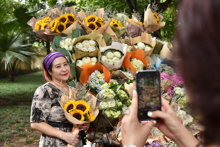 Cô Trần Tuyết Mai, trú tại quận Hoàn Kiếm chia sẻ: “Là một người Hà Nội, mùa thu nào tôi cũng đến đây chụp ảnh. Nhờ đó, tôi cảm thấy mình như được trẻ lại và càng thêm yêu thành phố này”. Cô Trần Tuyết Mai, trú tại quận Hoàn Kiếm chia sẻ: “Là một người Hà Nội, mùa thu nào tôi cũng đến đây chụp ảnh. Nhờ đó, tôi cảm thấy mình như được trẻ lại và càng thêm yêu thành phố này”.