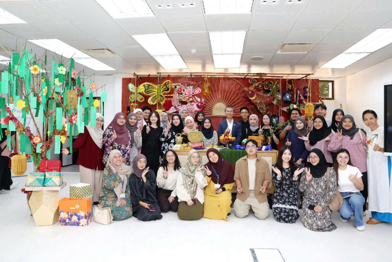 Sự kiện Ngày Ngôn ngữ và Văn hóa Việt Nam do Đại sứ quán tổ chức tại Đại học Quốc gia Brunei (10/2024) với sự tham dự của các sinh viên Brunei theo học tiếng Việt.