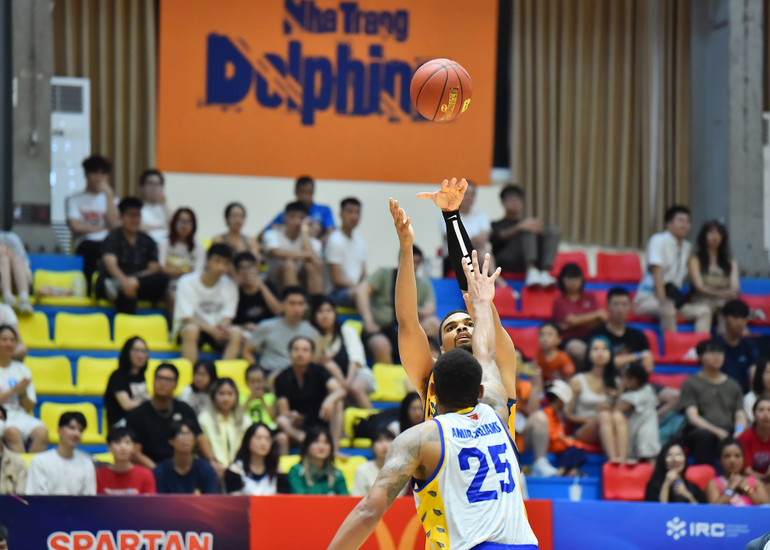 Hai ngoại binh Robert Sampson và Madarious Gibbs của đội chủ nhà dần bắt nhịp được với tốc độ của trận đấu và liên tiếp ghi những điểm số quan trọng, góp phần gỡ hoà và giúp Nha Trang Dolphins có thời điểm vượt lên dẫn trước 5 điểm trong khoảng thời gian cuối của hiệp 4.