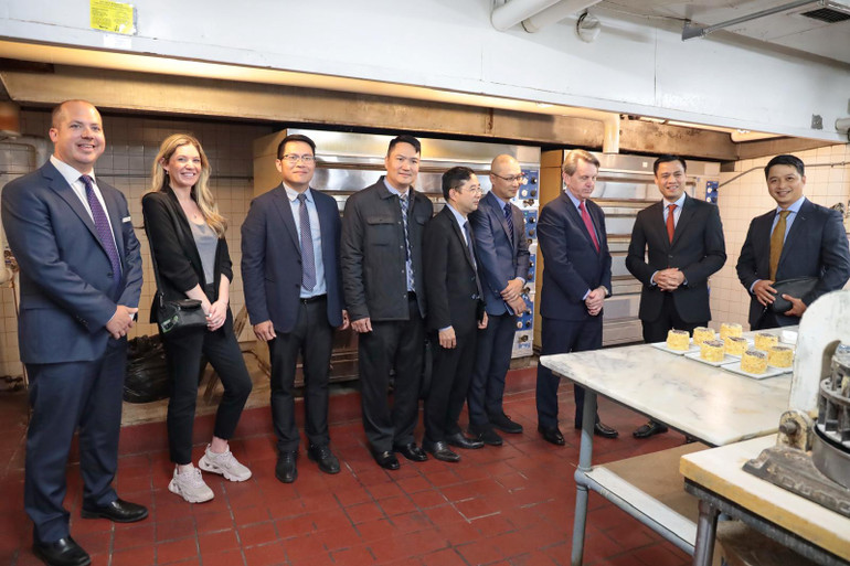 Ban lãnh đạo khách sạn giới thiệu hai loại bánh đã trở thành thương hiệu “Boston Cream Pie” và “Parker House Rolls” mà thợ bánh Nguyễn Tất Thành từng làm theo công thức vẫn được khách sạn sử dụng ngày nay.