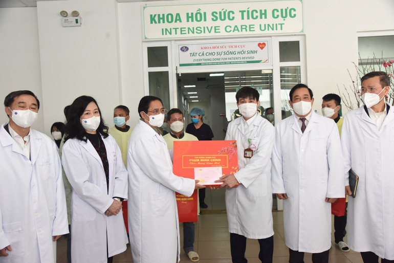 Thủ tướng Phạm Minh Chính thăm, tặng quà, chúc Tết y, bác sĩ và bệnh nhân đang điều trị tại bệnh viện.