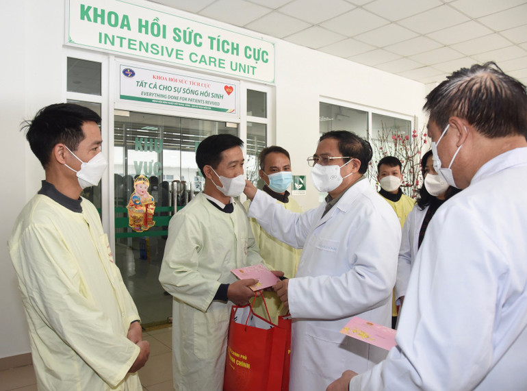 Thủ tướng Phạm Minh Chính Thăm tặng quà cho gia đình bệnh nhân đang điều trị tại bệnh viện.