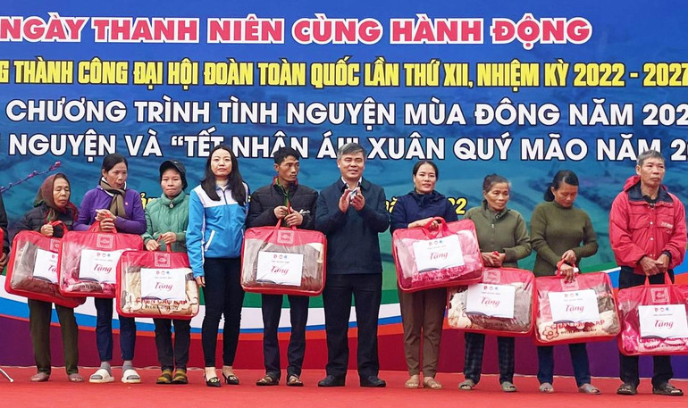 Trao chăn tặng các gia đình khó khăn.