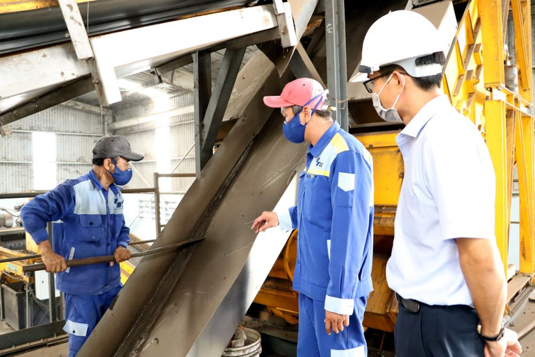 Kiểm tra dây chuyền làm mùn hữu cơ để sản xuất phân vi sinh tại Khu xử lý chất thải Quang Trung. Kiểm tra dây chuyền làm mùn hữu cơ để sản xuất phân vi sinh tại Khu xử lý chất thải Quang Trung.