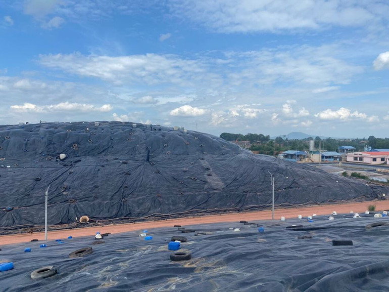 Ô chôn lấp chất thải trơ đã được phủ bạt khử mùi và nước rỉ rác phát sinh tại Khu xử lý chất thải Vĩnh Tân. Ô chôn lấp chất thải trơ đã được phủ bạt khử mùi và nước rỉ rác phát sinh tại Khu xử lý chất thải Vĩnh Tân.