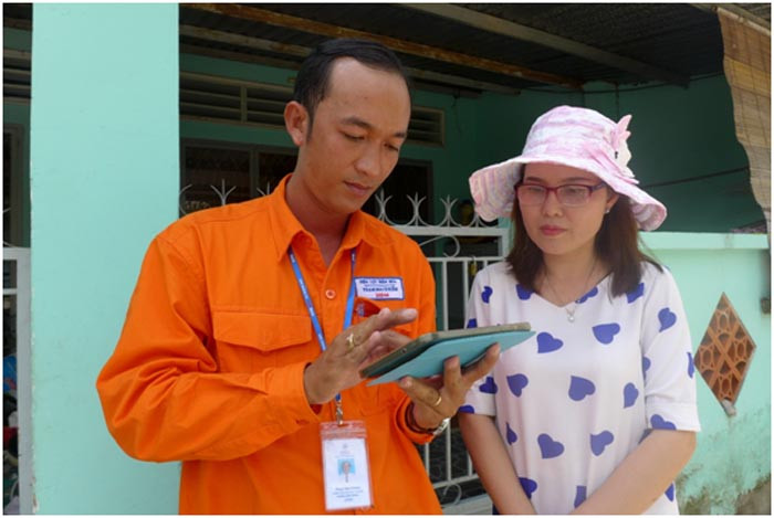 Nhân viên ngành điện tư vấn cho khách hàng sử dụng các dịch vụ điện trực tuyến Nhân viên ngành điện tư vấn cho khách hàng sử dụng các dịch vụ điện trực tuyến