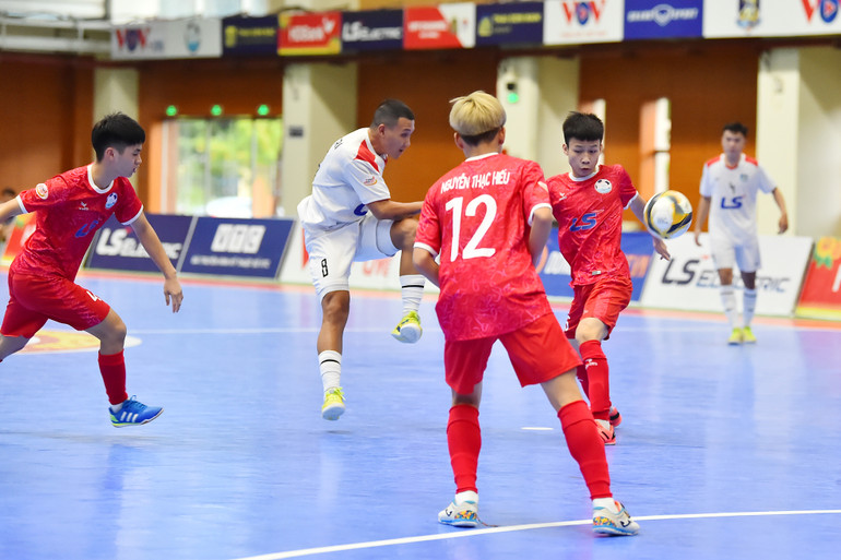 Trút bỏ được áp lực lên đôi chân, các cầu thủ Thái Sơn Nam dễ dàng thể hiện trình độ vượt trội trước đội bóng lần đầu tiên tham dự giải. Minh Trí dứt điểm hiểm hóc, ấn định thắng lợi 3-0 cho đội khách sau một tình huống phối hợp nhuần nhuyễn với các đồng đội. Trút bỏ được áp lực lên đôi chân, các cầu thủ Thái Sơn Nam dễ dàng thể hiện trình độ vượt trội trước đội bóng lần đầu tiên tham dự giải. Minh Trí dứt điểm hiểm hóc, ấn định thắng lợi 3-0 cho đội khách sau một tình huống phối hợp nhuần nhuyễn với các đồng đội.