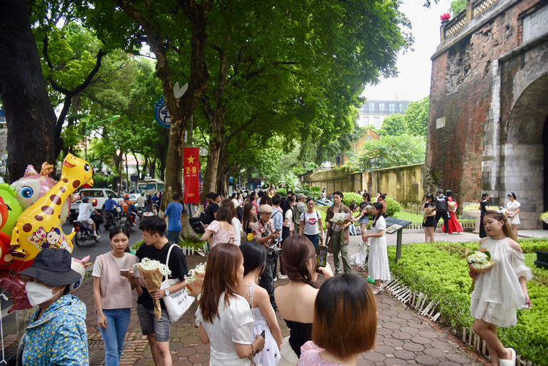 Vì quá đông đúc, nhiều người phải xếp hàng, chờ đợi mới có vị trí đẹp và chụp được ảnh ưng ý. Vì quá đông đúc, nhiều người phải xếp hàng, chờ đợi mới có vị trí đẹp và chụp được ảnh ưng ý.