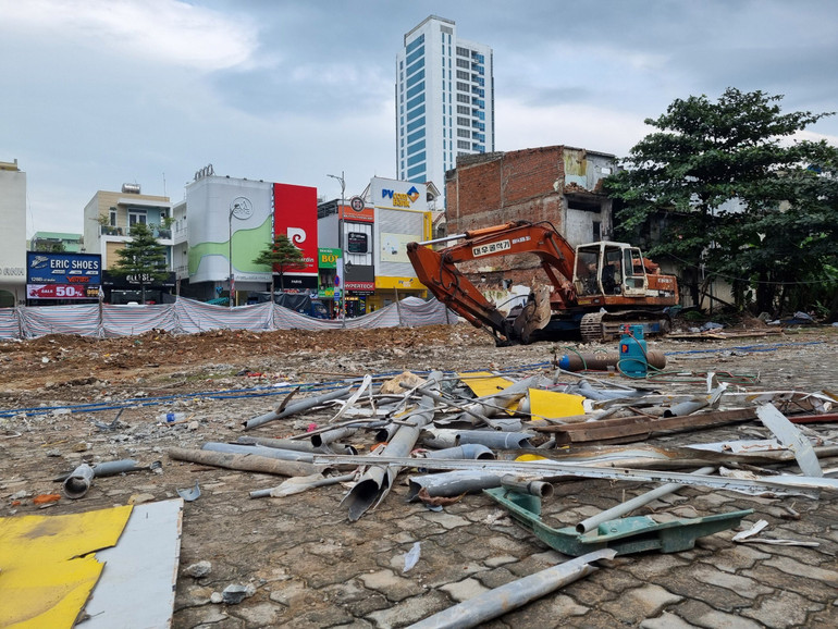 Xác nhà cùng giá hạ nhếch nhác.