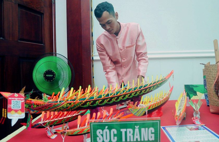 Thạch Rô Si Dol, dân tộc Khmer đến với Cuộc thi bằng sản phẩm bản địa truyền thống.