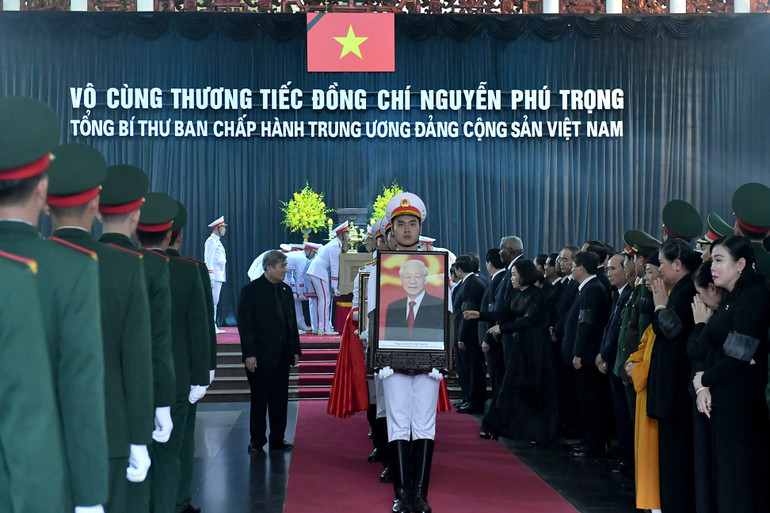 Di ảnh Tổng Bí thư Nguyễn Phú Trọng được đưa ra linh xa sau Lễ truy điệu.