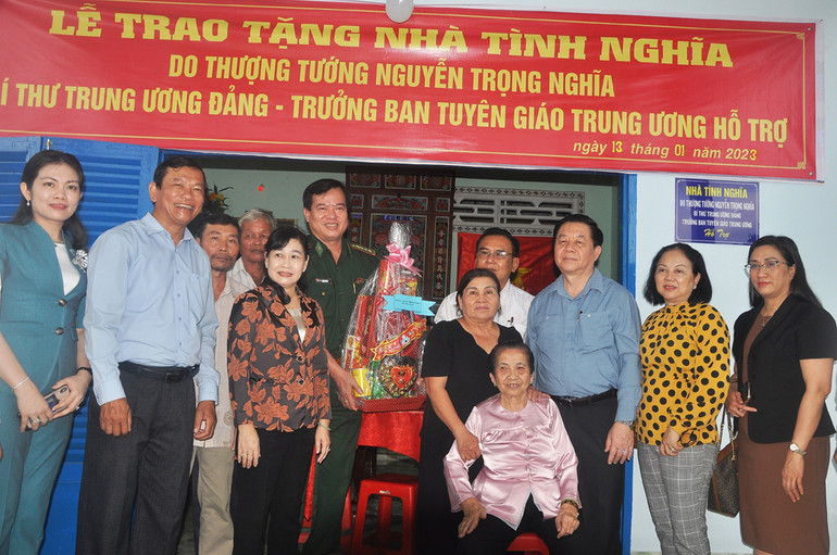 Đồng chí Nguyễn Trọng Nghĩa cùng đoàn công tác bàn giao 4 căn nhà tình nghĩa do mình hỗ trợ một phần kinh phí.