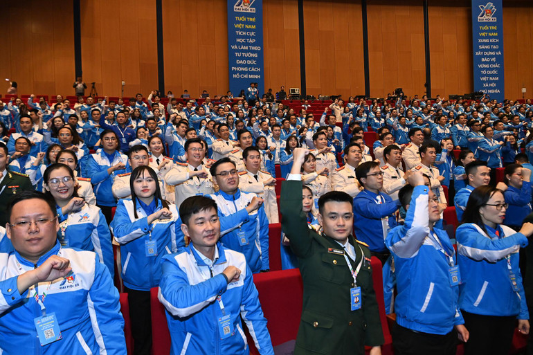Các đại biểu sôi nổi tạo dáng hình trái tim bày tỏ tình yêu, khát vọng cống hiến của thanh niên Việt Nam.
