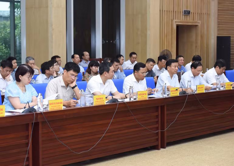 Đại diện lãnh đạo một số bộ, ngành tham dự cuộc họp. Đại diện lãnh đạo một số bộ, ngành tham dự cuộc họp.
