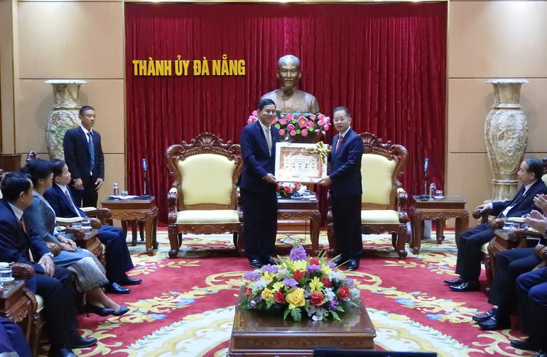 Đồng chí Khăm phăn Bun-Pha-Khôm, Phó Chánh án Tòa án Nhân dân tối cao Lào tặng quà lưu niệm cho lãnh đạo Thành ủy Đà Nẵng.