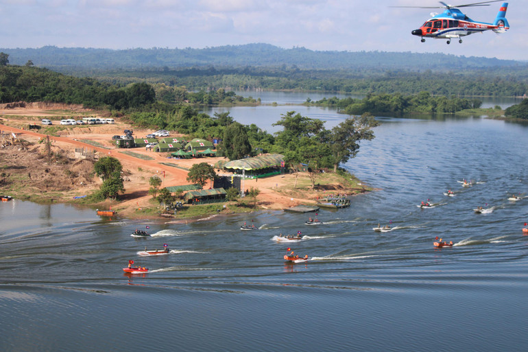 Lào và Việt Nam cùng điều động máy bay trực thăng tham gia diễn tập hỗ trợ tìm kiếm cứu nạn. (Ảnh: TRỊNH DŨNG)