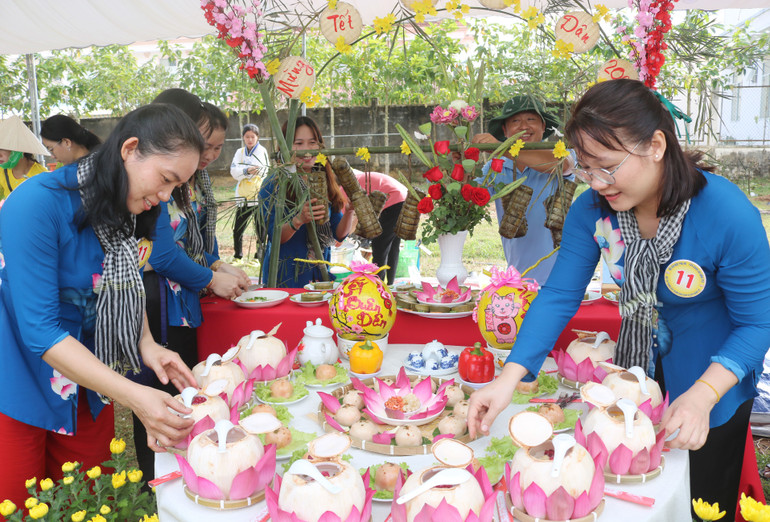 Hội thi gói bánh tét, trưng bày bánh dân gian tại Tết quân-dân tỉnh Trà Vinh.