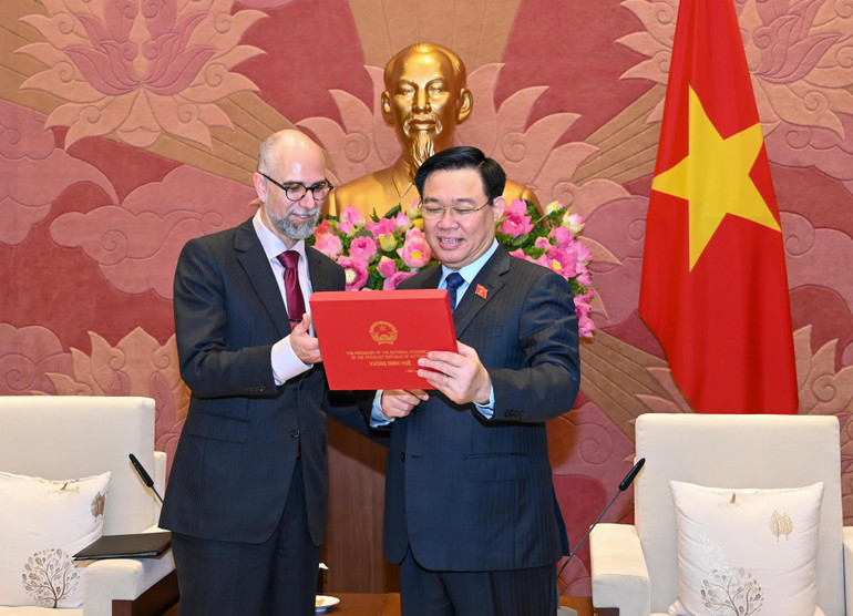Chủ tịch Quốc hội Vương Đình Huệ tặng quà lưu niệm cho Đại sứ Canada Perry Shawn Steil.