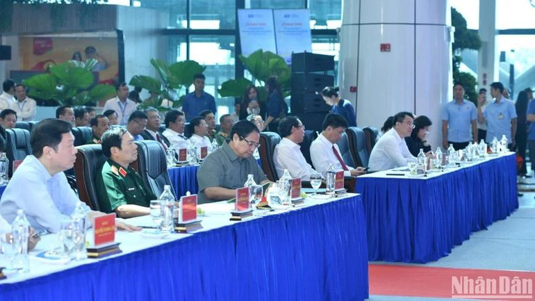 Thủ tướng và các đại biểu cùng tham dự buổi lễ.