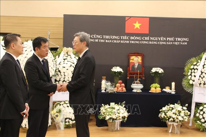 Các tập đoàn, Tổng công ty, công ty Hàn Quốc do ông Kim Chang Beom, Phó Chủ tịch và Giám đốc điều hành Liên đoàn các ngành công nghiệp Hàn Quốc (FKI), làm trưởng đoàn đến viếng. (Ảnh: Đức Thắng/PV TTXVN tại Hàn Quốc) Các tập đoàn, Tổng công ty, công ty Hàn Quốc do ông Kim Chang Beom, Phó Chủ tịch và Giám đốc điều hành Liên đoàn các ngành công nghiệp Hàn Quốc (FKI), làm trưởng đoàn đến viếng. (Ảnh: Đức Thắng/PV TTXVN tại Hàn Quốc)