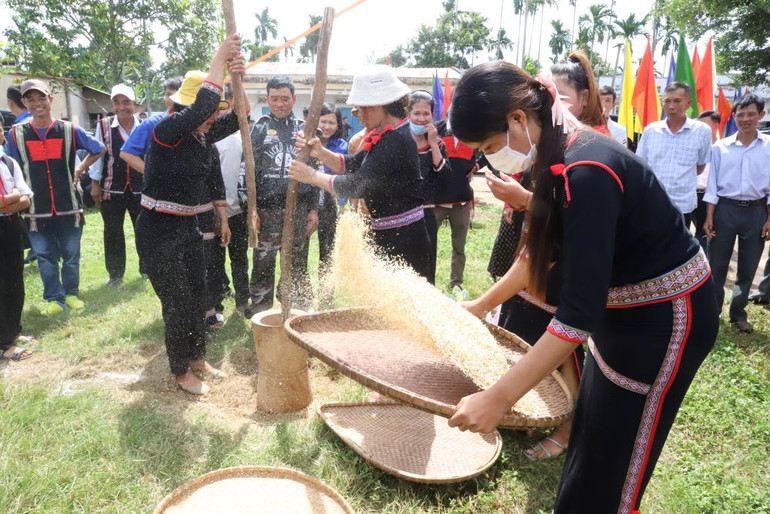 Đồng bào các dân tộc xã Ea Tiêu tham gia các hoạt động truyền thống trong Ngày hội đại đoàn kết toàn dân tộc năm 2023. Đồng bào các dân tộc xã Ea Tiêu tham gia các hoạt động truyền thống trong Ngày hội đại đoàn kết toàn dân tộc năm 2023.