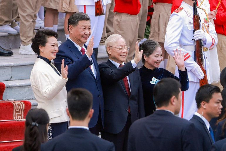 Tổng Bí thư Nguyễn Phú Trọng và Phu nhân và Tổng Bí thư, Chủ tịch Trung Quốc Tập Cận Bình và Phu nhân tại lễ đón.