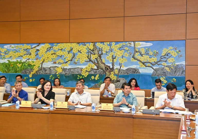 Các đại biểu, chuyên gia dự Tọa đàm.