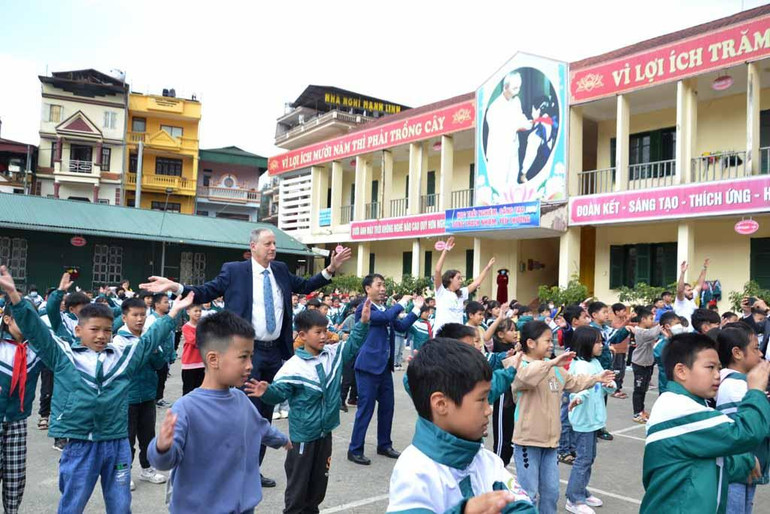 Đại sứ Israel tại Việt Nam Yaron Mayer và các tình nguyện viên với học sinh Trường Tiểu học thị xã Sa Pa ( Lào Cai).