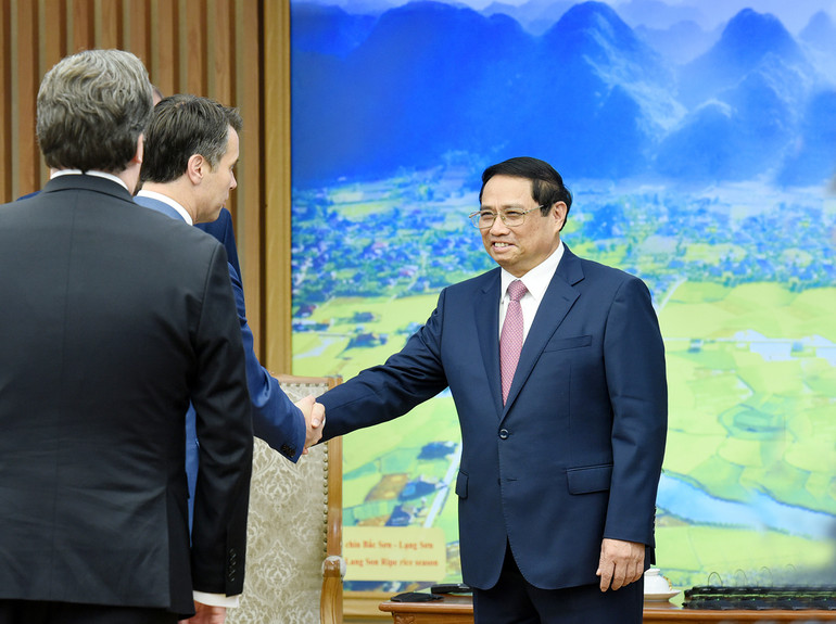 Thủ tướng Phạm Minh Chính đón các thành viên trong đoàn đi cùng Chủ tịch Ủy ban Thuế vụ Hạ viện Hoa Kỳ Jason Smith.