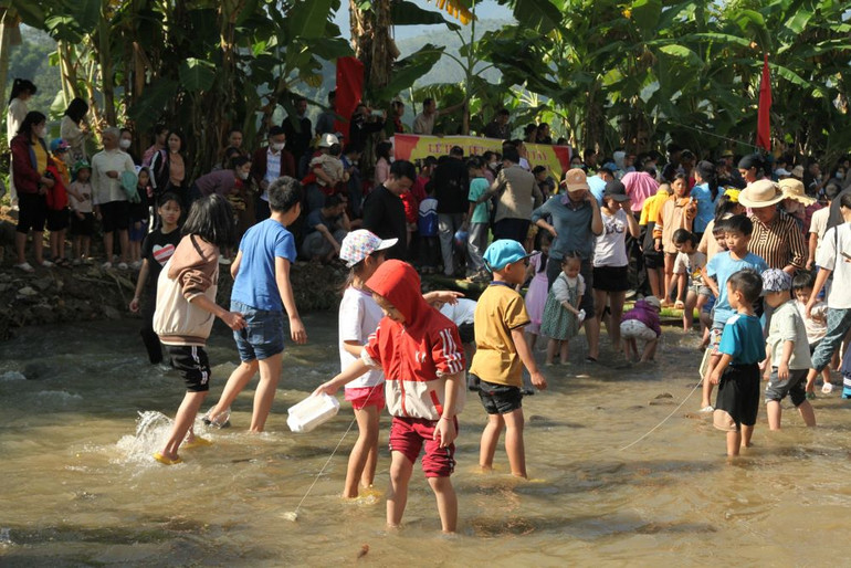 Trong ngày Tết cá, trẻ nhỏ được người lớn bắt cho những chú cá chép ruộng to khỏe để đi chơi. Trong ngày Tết cá, trẻ nhỏ được người lớn bắt cho những chú cá chép ruộng to khỏe để đi chơi.