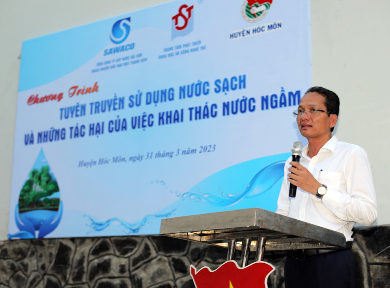 Lãnh đạo Sawaco thông tin và chia sẻ tác hại của việc khai thác nước ngầm quá mức.