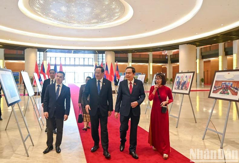 Chủ tịch Quốc hội Trần Thanh Mẫn và Thủ tướng Lào Sonexay Siphandone tham quan trưng bày ảnh về quan hệ hai nước. Chủ tịch Quốc hội Trần Thanh Mẫn và Thủ tướng Lào Sonexay Siphandone tham quan trưng bày ảnh về quan hệ hai nước.