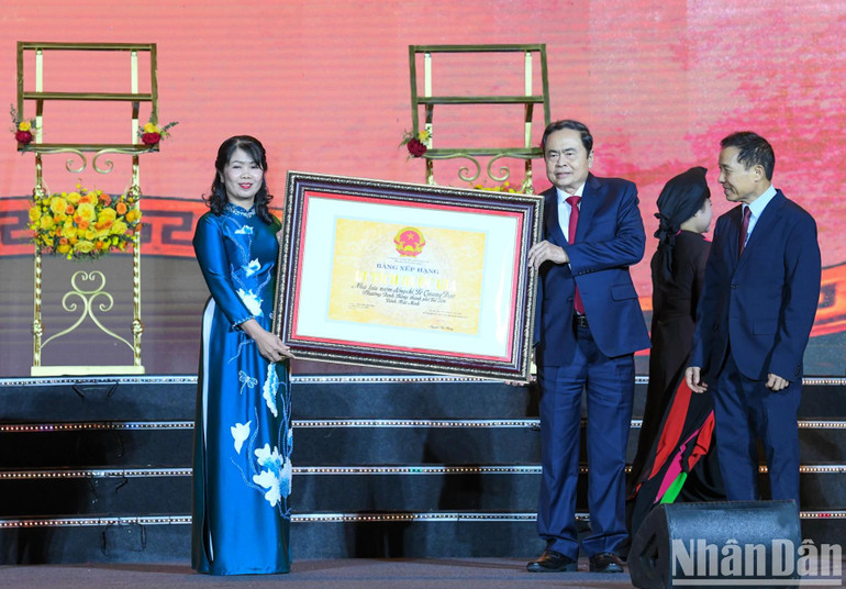 Chủ tịch Quốc hội Trần Thanh Mẫn trao Bằng xếp hạng Di tích Quốc gia Nhà lưu niệm đồng chí Lê Quang Đạo.