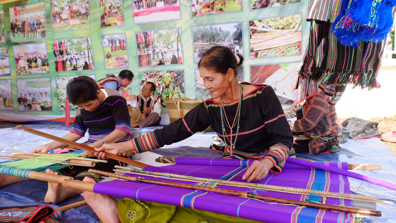Các nghệ nhân người M’nông gìn giữ và bảo tồn nghề dệt thổ cẩm truyền thống.