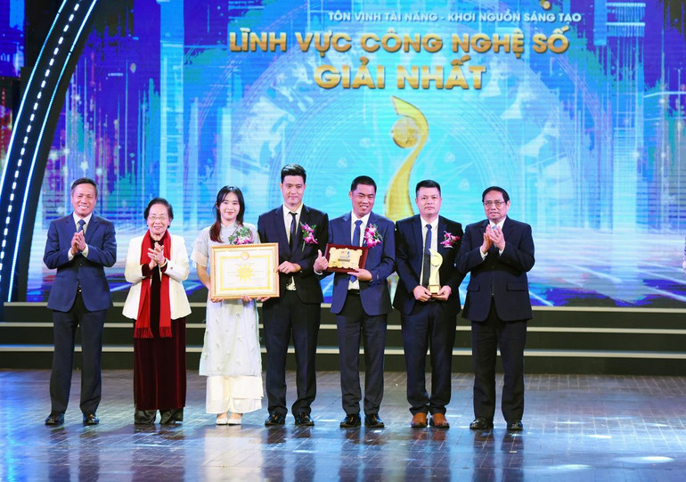 Thủ tướng Phạm Minh Chính trao giải Nhất lĩnh vực Công nghệ số cho nhóm tác giả.