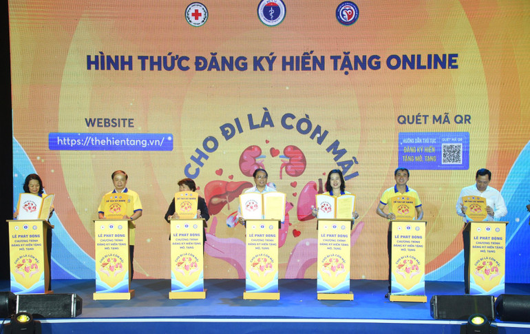 Thủ tướng Phạm Minh Chính và các đồng chí lãnh đạo ký đơn đăng ký hiến mô, tạng.