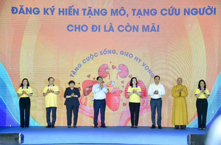 Thủ tướng Phạm Minh Chính và các đồng chí lãnh đạo thực hiện nghi thức phát động Chương trình đăng ký hiến mô, tạng.