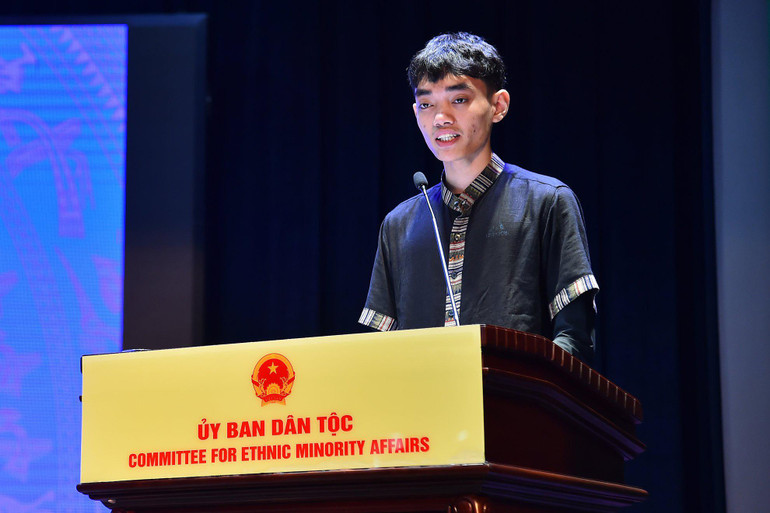 Em Đinh Lâm Hùng, dân tộc Chứt, sinh viên năm nhất Trường Đại học Bách khoa - Đại học Đà Nẵng bày tỏ niềm vinh dự khi được về dự Lễ Tuyên dương. (Ảnh: THỦY NGUYÊN)