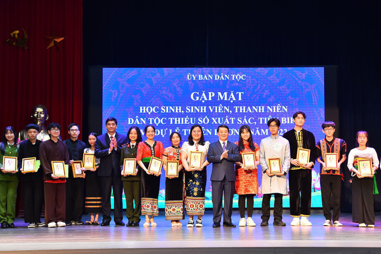 Bộ trưởng, Chủ nhiệm Ủy ban Dân tộc Hầu A Lềnh và Thứ trưởng, Phó Chủ nhiệm Ủy ban Dân tộc Y Vinh Tơr trao quà của Chủ tịch nước Nguyễn Xuân Phúc và Ủy ban Dân tộc cho các em. (Ảnh: THỦY NGUYÊN)