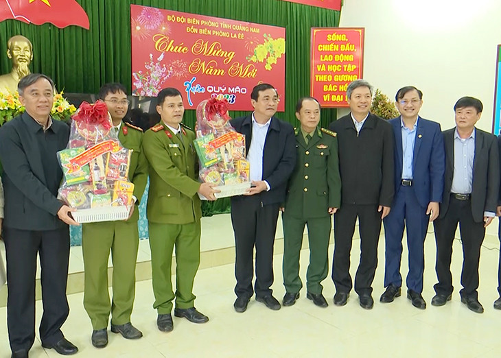 Đoàn công tác của tỉnh tặng quà cán bộ, chiến sĩ các đồn biên phòng trên tuyến biên giới huyện Nam Giang.