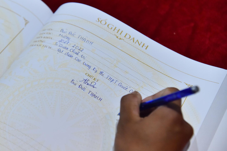 Đây sẽ là dấu mốc đáng nhớ trong cuộc đời của mỗi bạn, nhắc nhở các em tiếp tục phấn đấu trên những chặng đường tương lai. Đây sẽ là dấu mốc đáng nhớ trong cuộc đời của mỗi bạn, nhắc nhở các em tiếp tục phấn đấu trên những chặng đường tương lai.