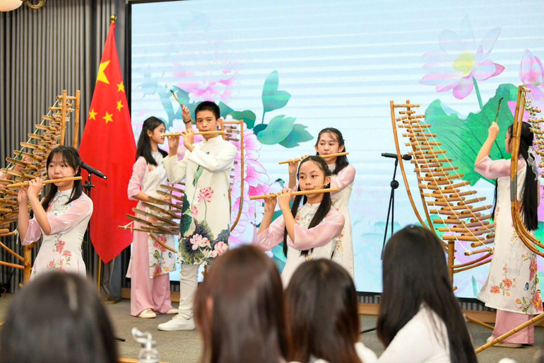 Một tiết mục biểu diễn văn nghệ của sinh viên tại chương trình. Một tiết mục biểu diễn văn nghệ của sinh viên tại chương trình.