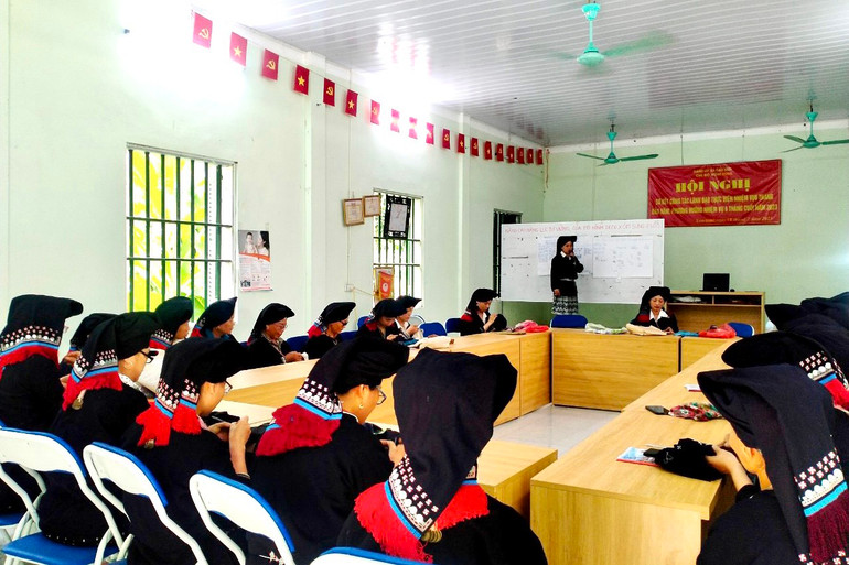 Lớp học nghề thêu thổ cẩm cho phụ nữ xã Cao Sơn, huyện Đà Bắc. Lớp học nghề thêu thổ cẩm cho phụ nữ xã Cao Sơn, huyện Đà Bắc.